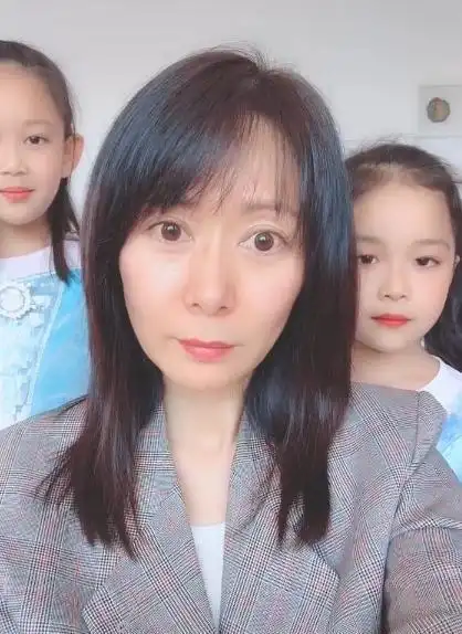 还珠塞娅公主大变样42岁张恒素颜显老不敢认太像蔡明了