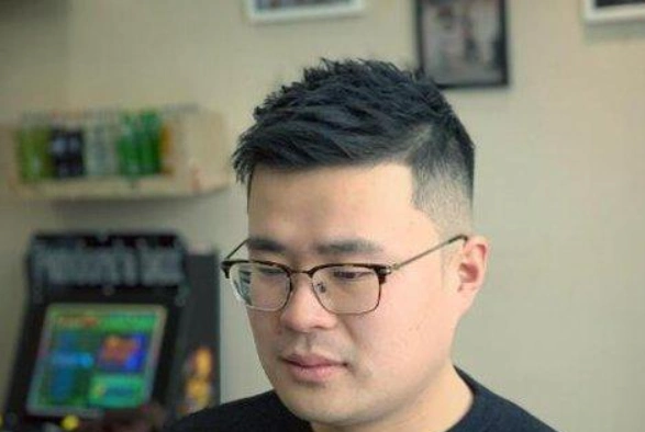 男生脸大适合什么发型?