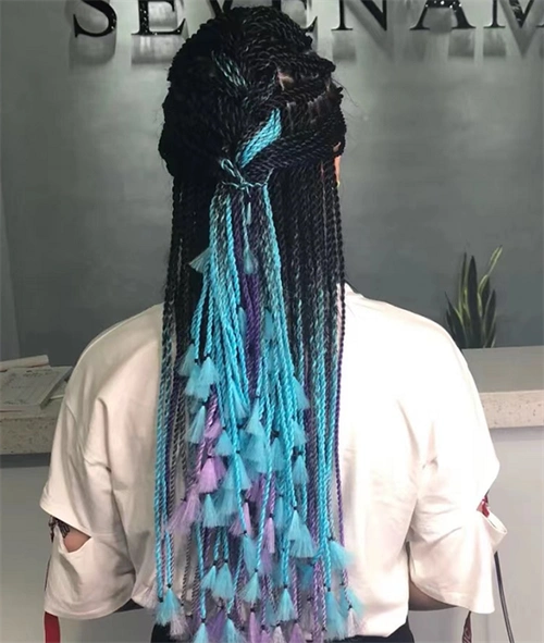 传统黑脏的辫子造型,其实脏辫分为很多种,细小的脏辫类型才是流行主打