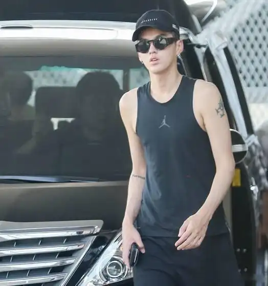 吴亦凡停车场秀纹身,你们能看出这纹的是什么吗?