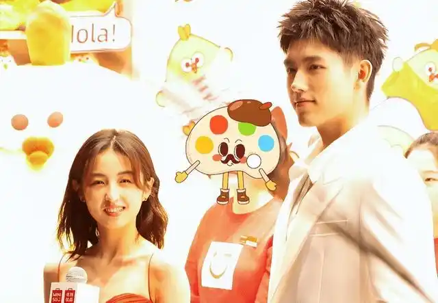 张子枫和陈飞宇一起参加活动,两个人是标准的俊男靓女,站在一起明艳动