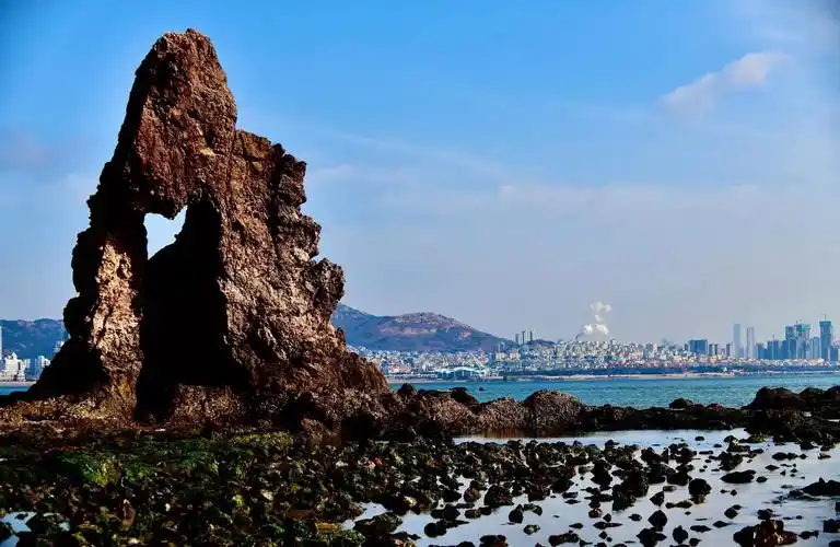 青岛石老人:海边的传说与自然奇观