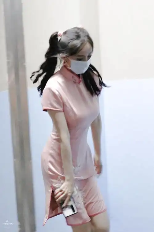 杨幂珠光白旗袍#"密室大逃脱"中幂姐这个粉色旗袍 双马尾造型也特别