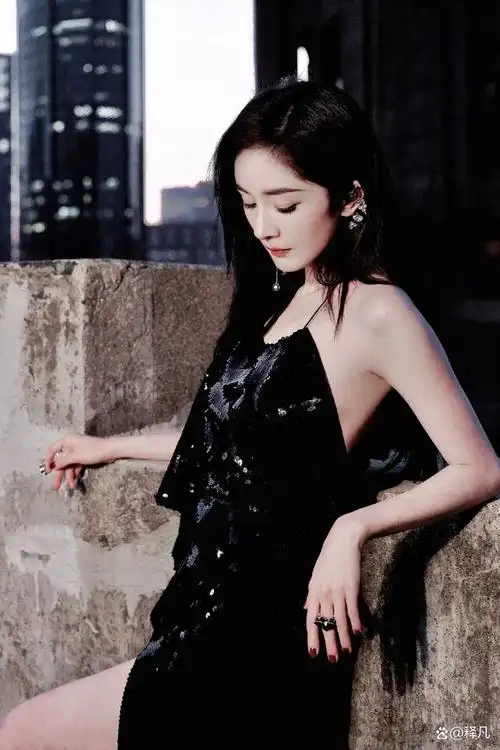 最近,著名女星杨幂出席红毯的美图曝光,魅力十足!