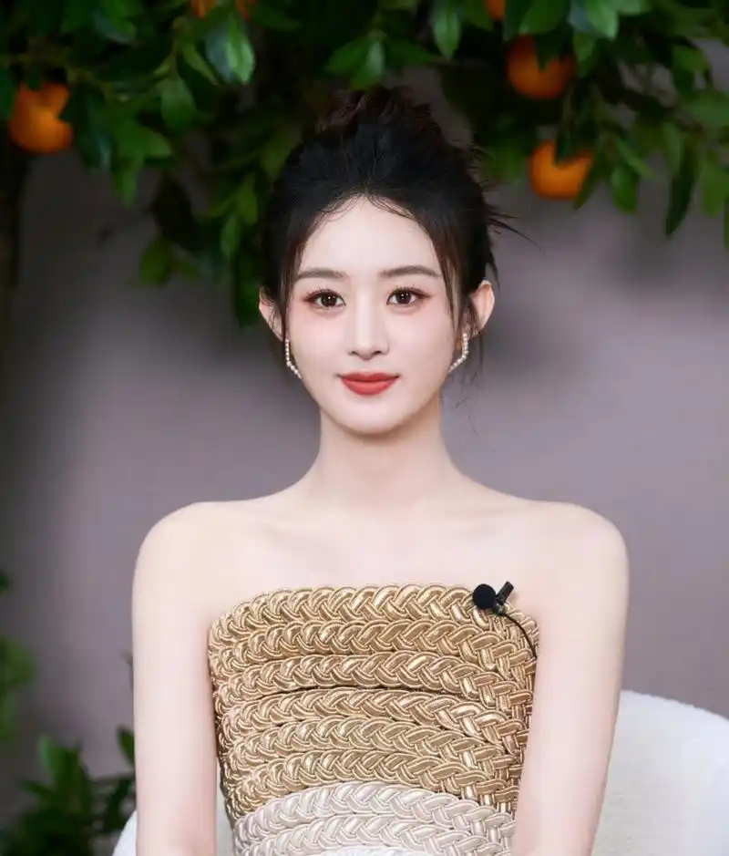 赵丽颖一袭渐变色抹胸长裙,笑容甜美,落落大方,尽显优雅靓丽.