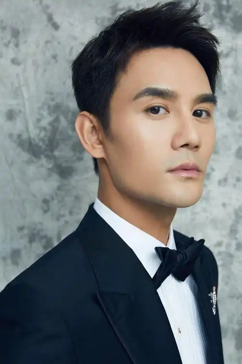 王凯温柔儒雅的男明星马甲式的西装青春洋溢展现成熟气质