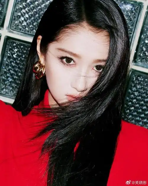 关晓彤黑领带红裙造型惊艳!大秀长腿烟熏妆气场十足