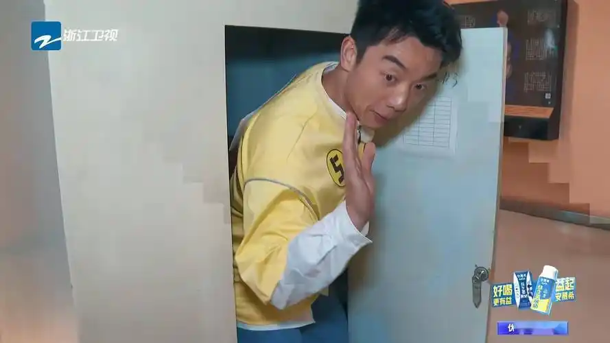 《奔跑吧8》:撕名牌"躲猫猫"的郑恺,扯下了节目的"遮羞布"