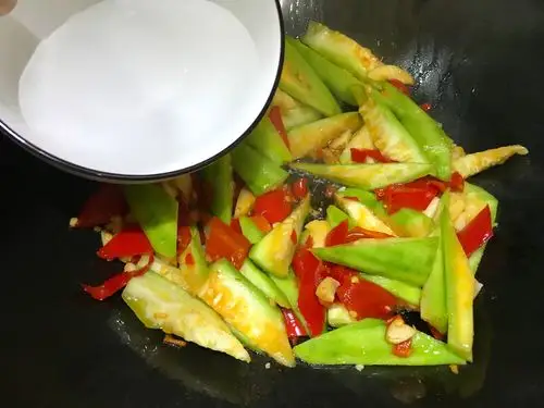 烧丝瓜时,只要加入这1种配料!立马变成下饭菜,好看还好吃