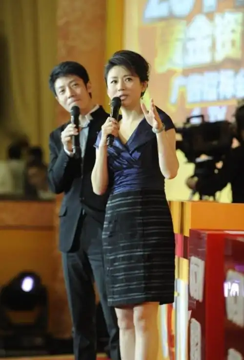 53岁王小丫出席活动,穿素色连衣裙脸色红润,果然岁月不败美人