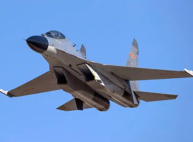 歼11完全仿造苏27得来的改装由里到外俄试飞员完全是新飞机