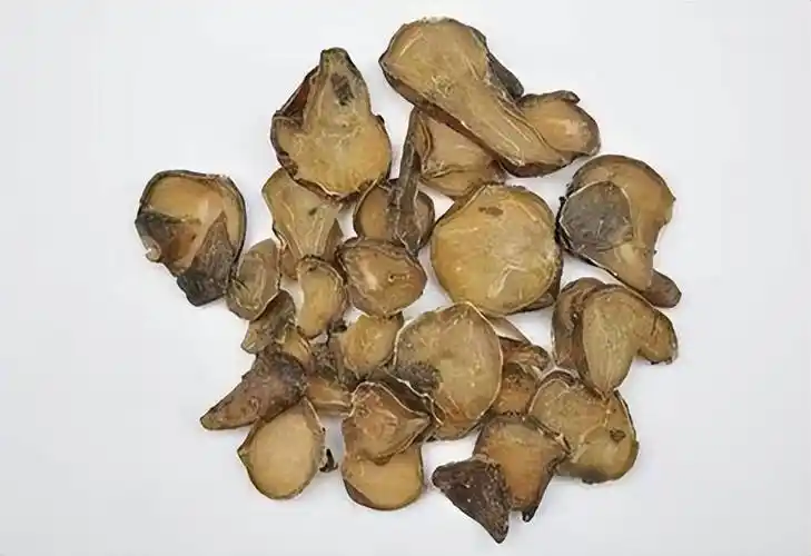 一个典型的案例中,一个普通家庭的成员因长期腹痛自行购买并服用附子