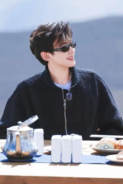 #白敬亭骑马照##白敬亭手机里的自拍#