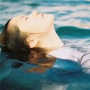 女生溺水头像