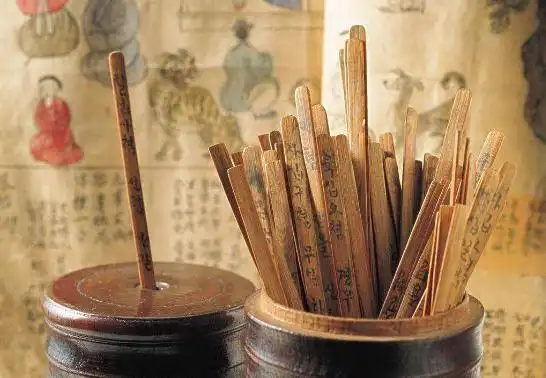 易经占卜算卦由谁来摇卦呢,可以代占卜吗?