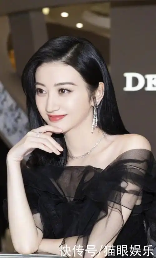 景甜疑似身体出现问题?与父亲现身高档医院,脸色苍白靠沙发休息