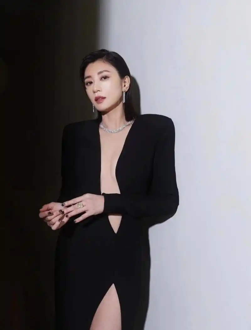 贾静雯的御姐穿衣打扮也太吸晴了!