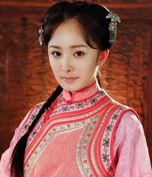 可真正使杨幂变成"爆款"的呀,那是 2011 年的《宫锁心玉》呢.