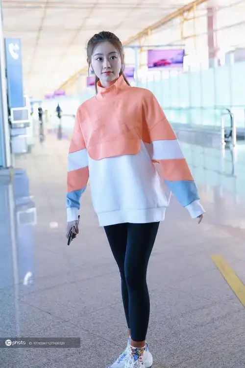 街拍祝绪丹橘色卫衣黑色leggings短袜老爹鞋休闲活力