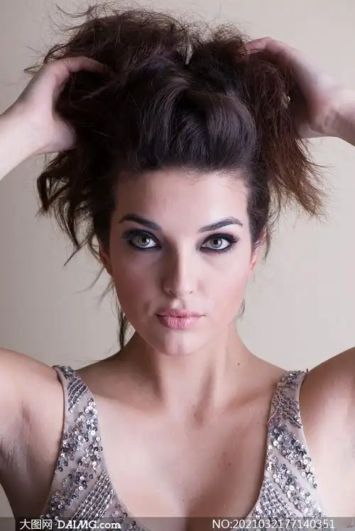 双手抓挠着头发的美女摄影原片素材