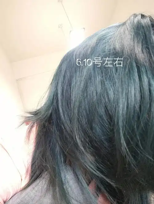 蓝黑色染发褪色