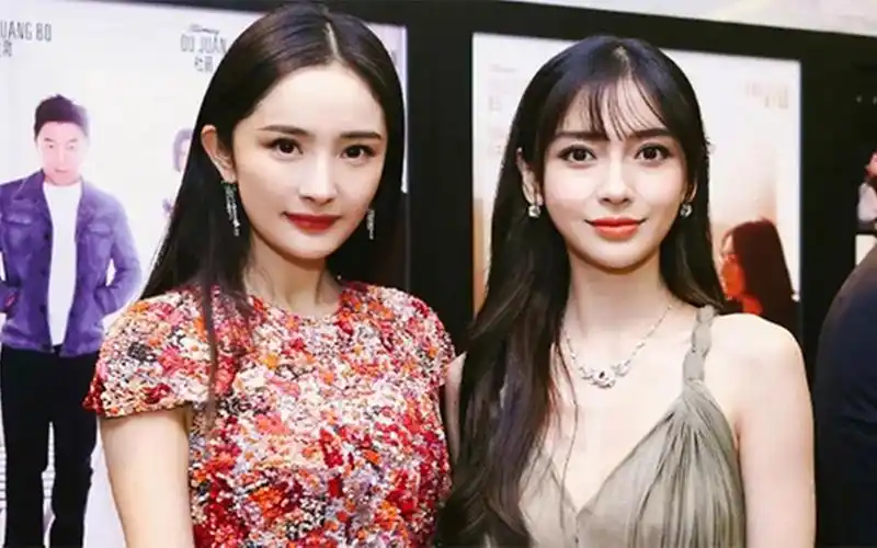 当1米67的杨幂和1米68杨颖同框站一起时谁谎报身高一目了然