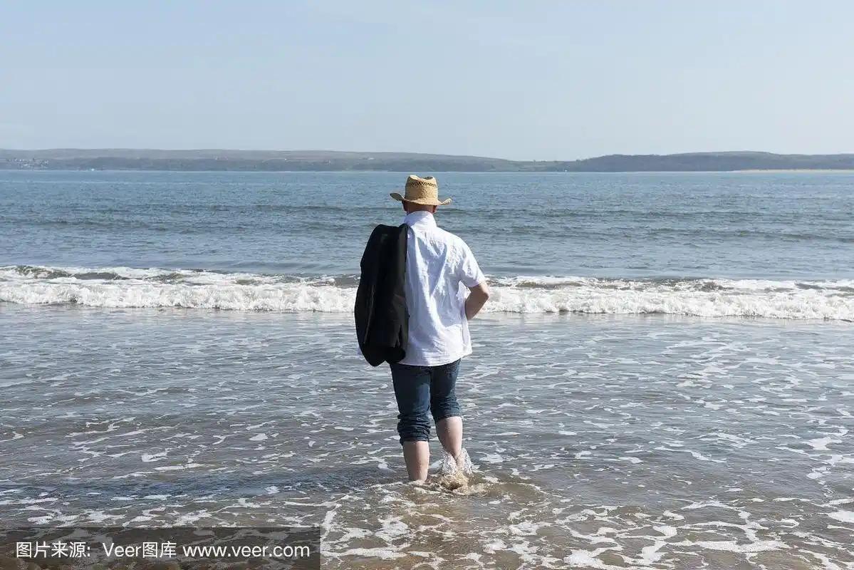 成熟的男人在海边漫步