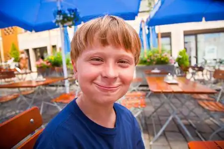 快乐的孩子微笑着与全口和看起来粗体和笑照片