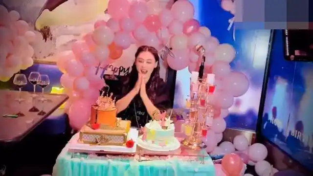 柏芝对着生日蛋糕许下心愿,开心地吹蜡烛,心情相当不错.