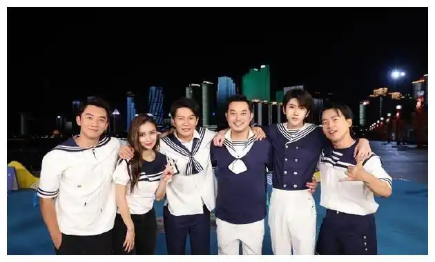 《奔跑吧》第八季杀青 baby郑恺李晨晒跑男团合照庆祝