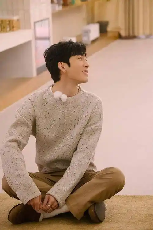 小井主播上线井柏然录制朋友请听好2着灰色毛衣温暖治愈