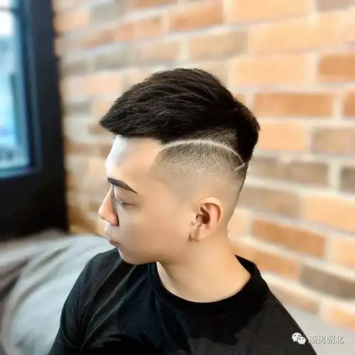 第2款:刻痕发型瓜子头发型的整体结构是比较简单的,一般都是把头发剪