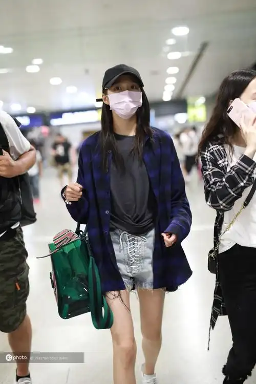 关晓彤现身机场腿精实力毫不遮掩大步流星气势十足