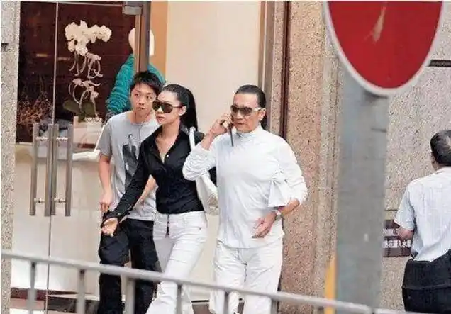 陪伴谢贤12年的女友,恢复了单身,胖到认不出_工作_coco_明星