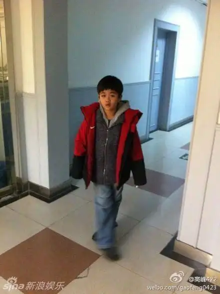 运动员高峰网上在微博上曝光了一组与那英儿子高兴的近照,照片中高兴