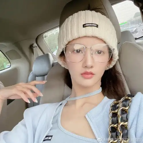 刘些宁发博晒自拍 素颜眼镜发带造型状态好棒 !