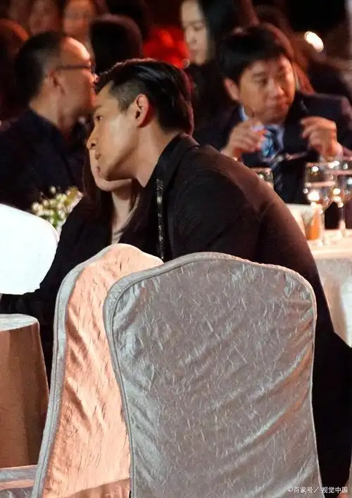 胡歌素颜自拍照发布后引发粉丝担心,网友送上力量与支持