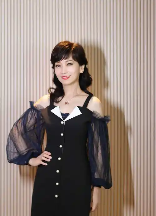 原创被66岁赵雅芝美到了穿公主衫气质还温柔奶奶年纪女友的身段