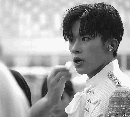 易烊千玺怼脸侧颜照##易烊千玺送你一朵小红花