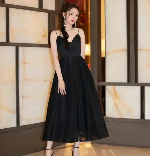 周也穿黑色镂空抹胸裙秀锁骨 手臂纤细性感有女人味