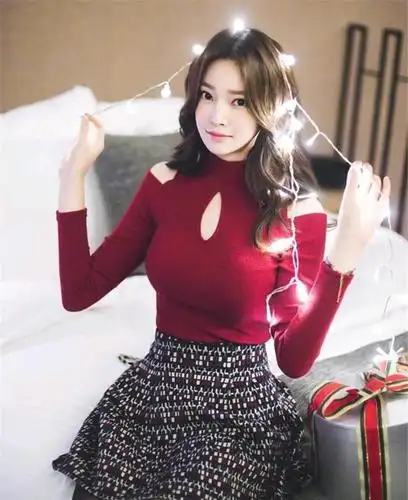 紧致小巧的短裙搭配黑丝, 时尚更有春味