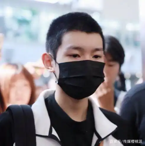 王源进入大学后状态爆表,课余尝试新造型,对着镜子笑言"真帅"