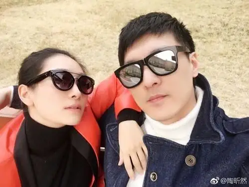 今日,演员陶昕然发微博庆祝和老公何建泽的结婚纪念日,并配上二人自拍