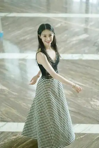 郑爽黑白格子裙深v领微露事业线尽显优雅女王范儿