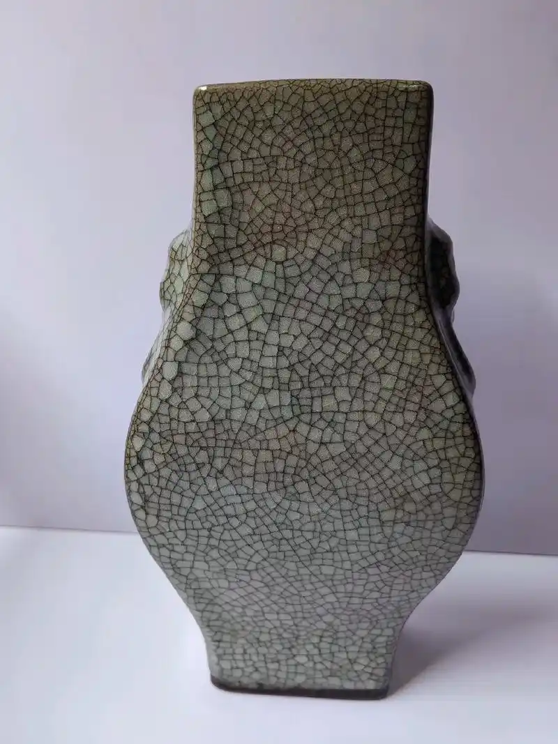 请大家欣赏 (宋哥窑四角瓶)#看得见的高品质 #古玩欣赏  - 抖音