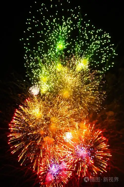 在夜晚的天空的各种颜色的烟花爆竹