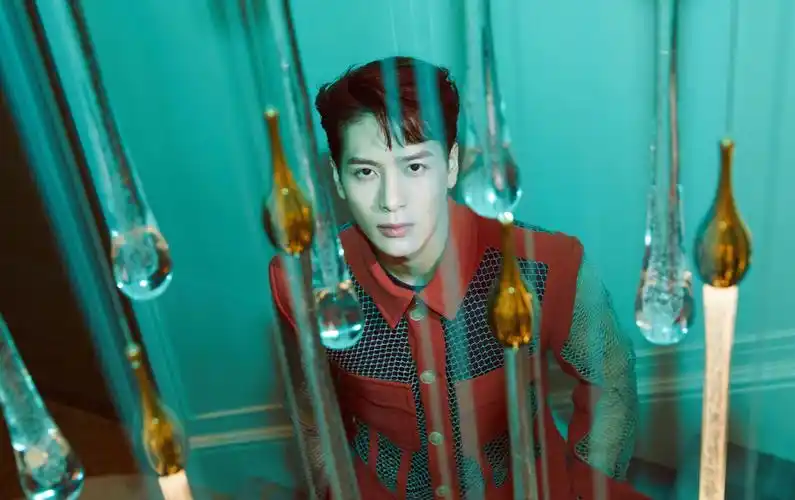 分享一组王嘉尔图片给大家,图中的明星图片壁纸会点缀你的电脑桌面