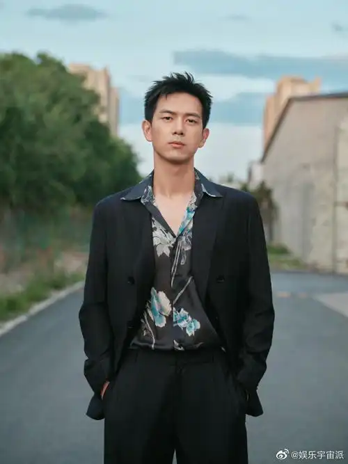 李现一张帅照一个喂##李现插兜说喂