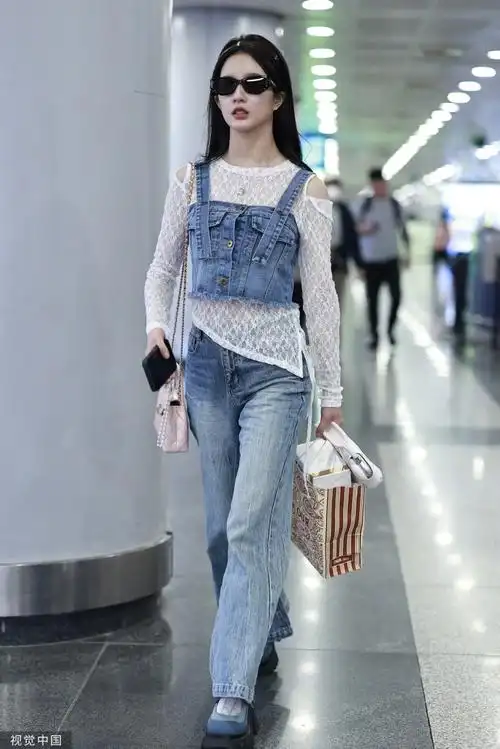 刘些宁露肩绑带蕾丝衫##机场时尚秀