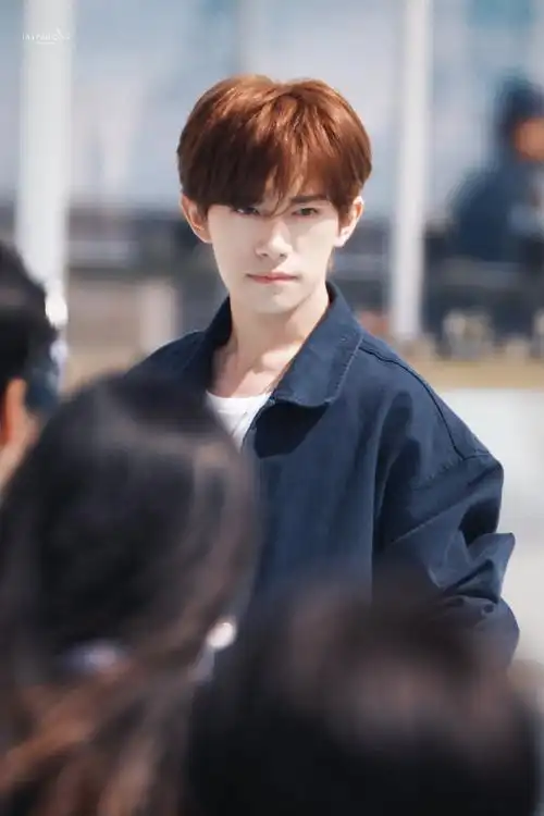 易烊千玺阿玛尼# 完美的后脑勺,完美的侧脸,完美的人 超生的图直出